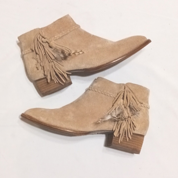 Gianni Bini Feathered Suede Tan Booties with Tassles and Braided Band size 7.5 - Picture 1 of 11
